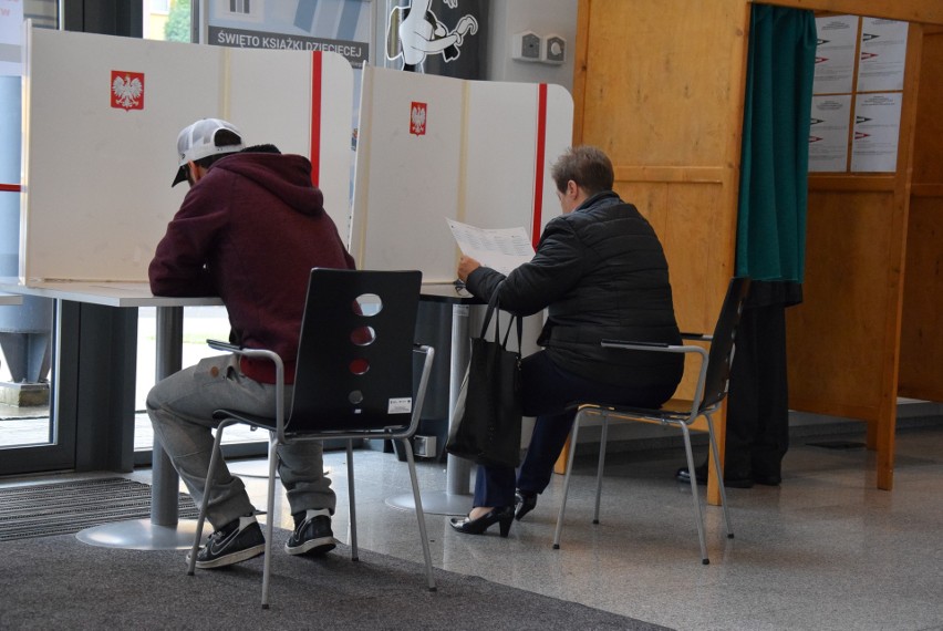 Wybory samorządowe 2018. Mieszkańcy Oświęcimia licznie ruszyli do urn. Głosował też Janusz Chwierut [ZDJĘCIA]