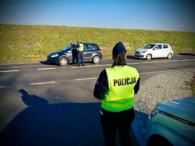 Akcja Znicz ruszyła 29 października i potrwa do 2 listopada. Lubuscy policjanci w niedzielę, 31 października zrobili pierwsze podsumowanie działań na drodze. Doszło do trzech wypadków i 101 kolizji. Ranne zostały trzy osoby. Drogówka zatrzymała 10 pijanych kierowców.  Na drogach i trasach dojazdowych do cmentarzy pojawiło się więcej patroli, które czuwają nad bezpieczeństwem pieszych i podróżujących pojazdami. Policjanci przypominają, że kierowcy powinni z pierwszej kolejności stosować się do ich poleceń. Powinni także zwracać uwagę na znaki drogowe, bo w rejonach cmentarzy mogą pojawić się nowe oznaczenia i inna organizacja ruchu.Na niektórych nekropoliach są także policjanci po cywilnemu, którzy mają przeciwdziałać kradzieżom. Policjanci przestrzegają przed kieszonkowcami i apelują, aby dobrze pilnować dokumentów i pieniędzy i nie rozstawać się ani na chwilę z torebkami czy saszetkami. Czytaj także: Zmiany w organizacji ruchu przy cmentarzach w Lubuskiem - informator Wideo: Trwa weekend Wszystkich Świętych. Władze przypominają o maseczkach i obostrzeniach sanitarnychŹródło: TVN24/x-news