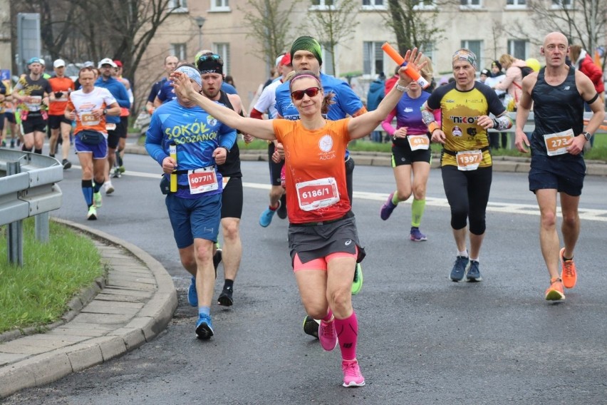 DOZ Maraton Łódź 2023. Biegaczom dopisują humory Zobaczcie na ZDJĘCIACH. Część 2