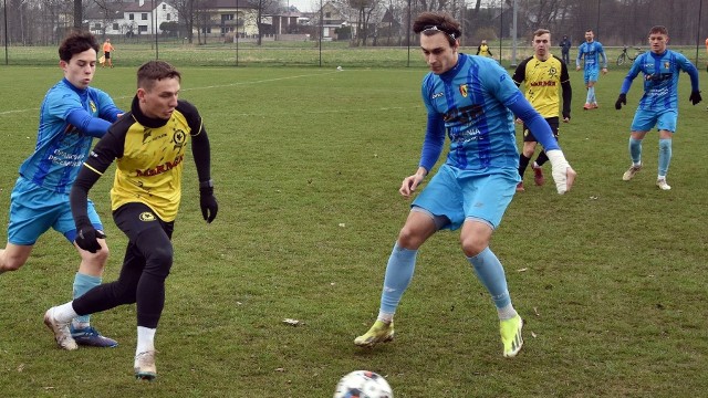 Sokół Kamień (na żółto) przegrał ostatni sparing z Sokołem Kolbuszowa Dolna, ale na starcie z Izolatorem jest bojowo nastawiony.