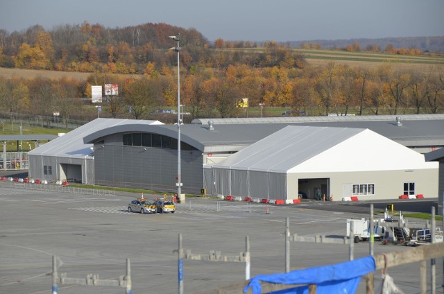 Terminal przylotowy powiększony o dwa namioty