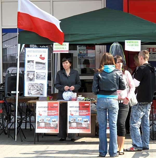 Stoisko organizatorów akcji przed hipermarketem.