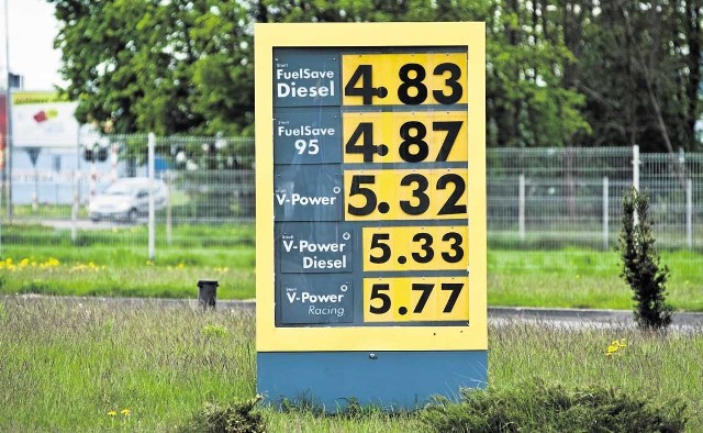 Piątkowy cennik na stacji Shell w Koszalinie. Paliwa wysokooktanowe już od dłuższego czasu są tu w cenie ponad 5 zł za litr. Bezołowiowa Pb95 kosztowała 4,87 zł za litr
