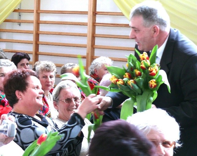 Starosta Ryszard Maciejczyk wręcza tulipana sołtysce Łachowa Jolancie Banaśkiewicz.