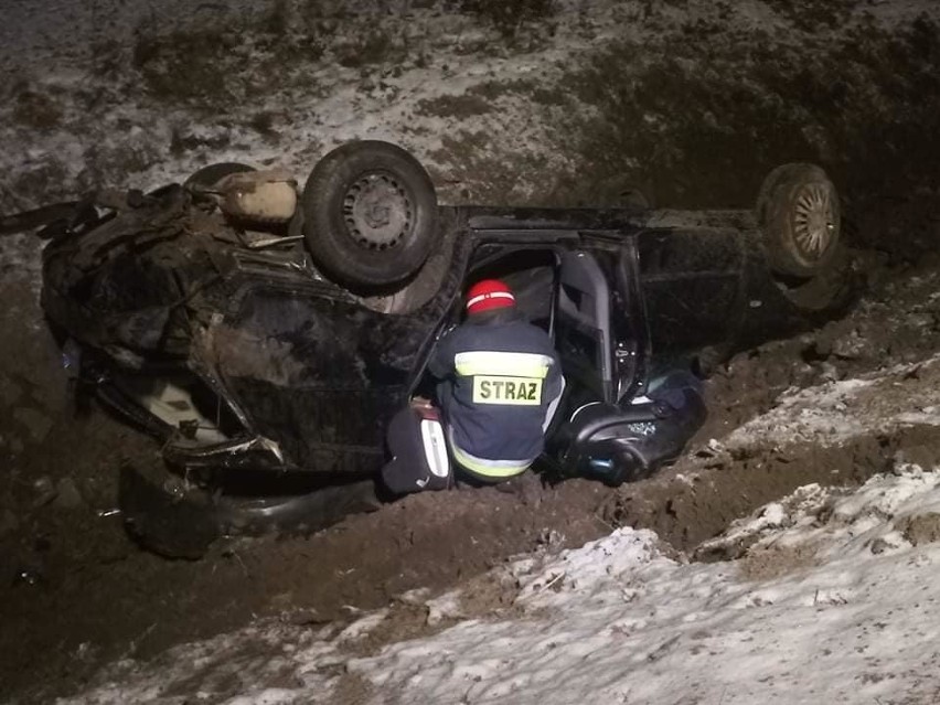 Narew. Dachowanie auta na drodze do Łosinki. Kierowca zbiegł z miejsca [ZDJĘCIA]