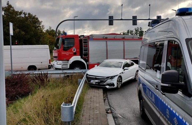 Jak informują strażacy z Komendy Miejskiej Państwowej Straży Pożarnej w Toruniu, do zdarzenia doszło około godziny 8.30. Jedna osoba została zabrana przez pogotowie ratunkowe do szpitala. Zobaczcie zdjęcia >>>>