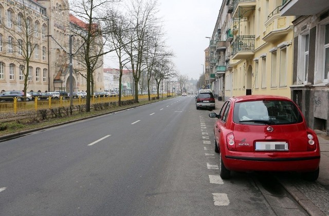 Na ul. Sikorskiego po wyznaczeniu pasa dla cyklistów i miejsc do parkowania na jezdni pozostanie tylko jeden pas ruchu