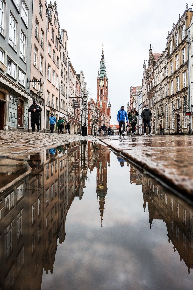 Gdańsk widziany w kałuży jest niesamowity! Koniecznie zobacz...