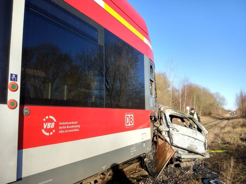 Kołbaskowo: Śmiertelny wypadek na niestrzeżonym przejeździe kolejowym. Samochód stanął w płomieniach 