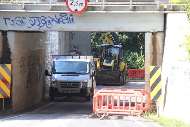 Obwodnica Panewnik, czyli droga przez las między ulicą Panewnicką a autostradą A4 w Rudzie Śląskiej.Zobacz kolejne zdjęcia. Przesuwaj zdjęcia w prawo - naciśnij strzałkę lub przycisk NASTĘPNE