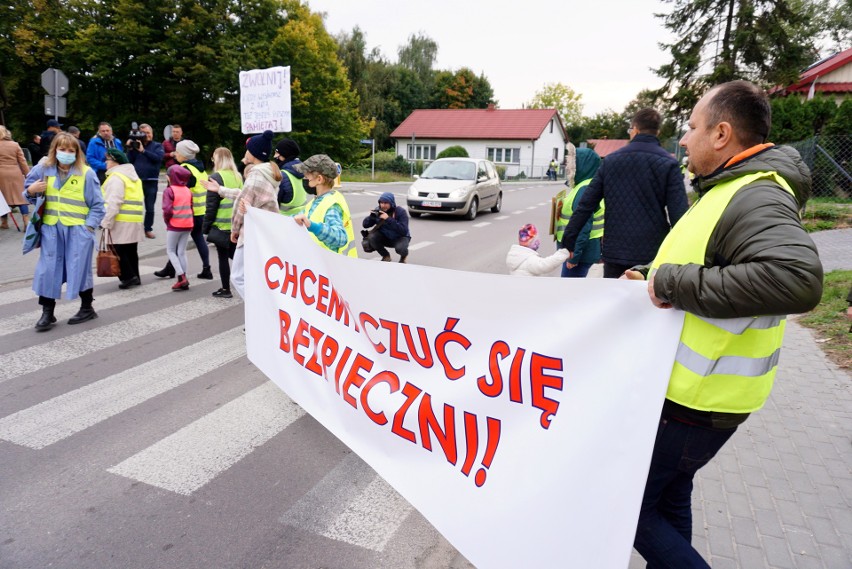 Mieszkańcy Krężnicy Jarej wyszli na ulice w geście protestu. Domagają się poprawy bezpieczeństwa na drogach