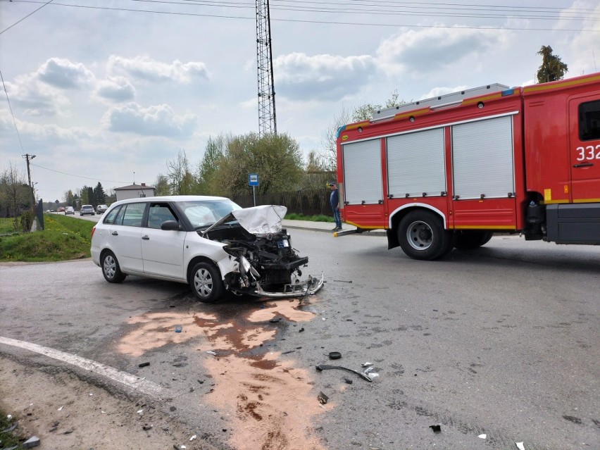 Wypadek w Małęczynie w gminie Gózd. Po czołowym zderzeniu pięć osób trafiło do szpitala, wśród nich troje dzieci