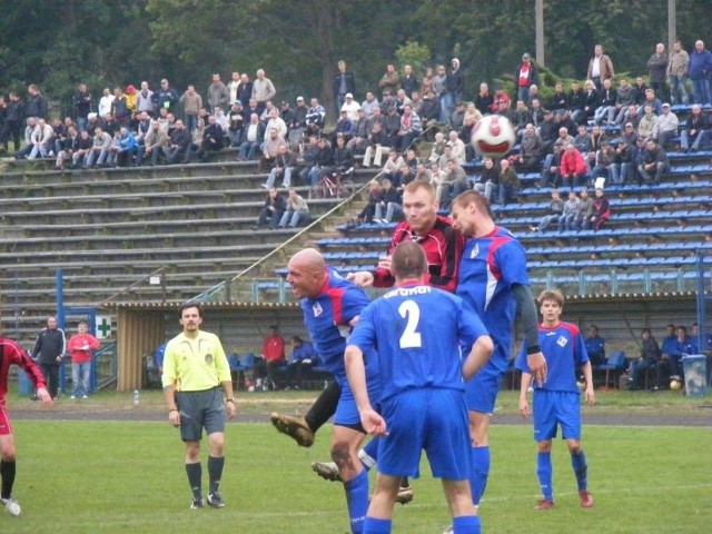 Granat pokonał Łysicę 1:0. Obrońcy gospodarzy, Michał Prus-Niewiadomski (na pierwszym planie, z prawej), Kamil Derlatka (nr 2) i Marcin Jastrząb w pojedynku z Markiem Gołąbkiem.