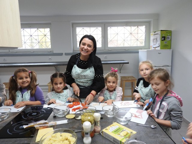 Ola,  Julka, Kornelia, Lamees, i Maja w laboratorium kuchennym przygotowywały sałatkę. Pomagała im Edyta Haraburda, dyrektor SP nr 9 w Białymstoku