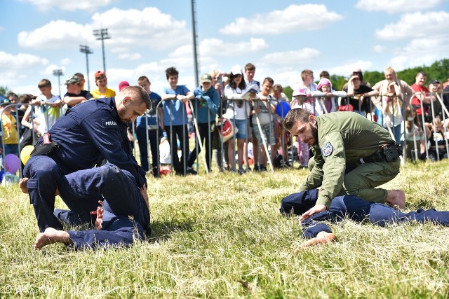 30 maja 2023 roku, wzorem lat ubiegłych, Komenda Wojewódzka Policji w Łodzi wraz z Burmistrzem Miasta Uniejów zorganizowali Mundurowy Dzień Dziecka