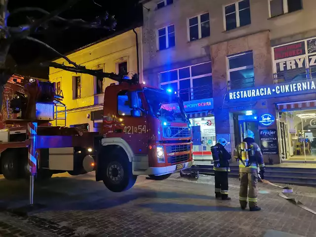 Pożar kamienicy na Rynku w Chrzanowie. Na miejscu kilka zastępów straży pożarnej