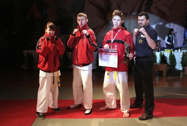 Zawodnicy Ostrowskiego Klubu Karate Kyokushinkai z sensei Radosławem Grabowskim.