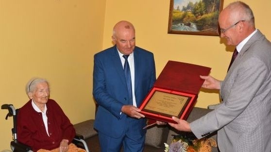 Życzenia dla Zofii Słoty z okazji 100. urodzin przekazał Wiesław Skop (z prawej), wójt gminy Pacanów.
