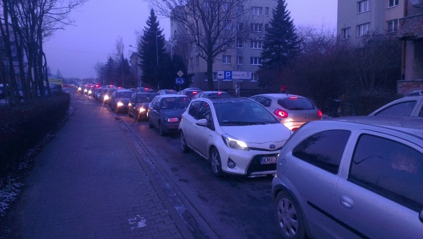 Gigantyczne korki, parkingi zatkane to efekt wyprzedaży