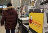 Biedronka i Lidl 2020. Kiedy podwyżki? O ile większa pensja? Porównanie zarobków w Lidlu i Biedronce. Gdzie najlepiej płacą w 2020 roku? 