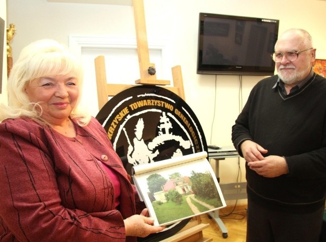 Kornelia Major i Janusz Wilczewski prezentują gniazdo rodu Wilczewskich &#8211; majątek Wilczewo na spotkaniu klubu genealogicznego Świętogen w Muzeum Historii Kielc.