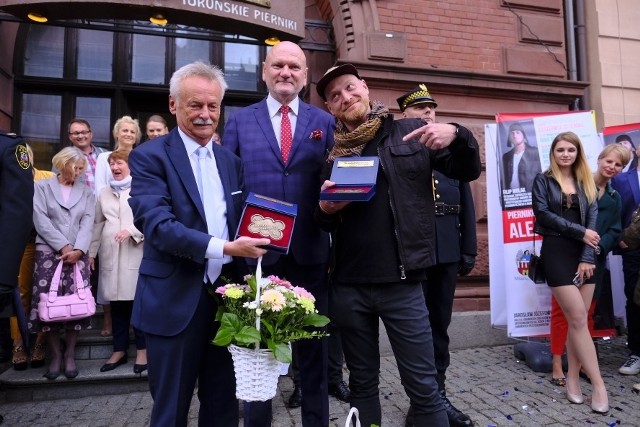 Jarosław Józefowicz, prezes Toruńskich Zakładów Materiałów Opatrunkowych i Filip Wolak, znakomity fotograf dołączyli w tym roku do grona laureatów Katarzynek w Piernikowej Alei Gwiazd przed Dworem Artusa. Katrzynki odsłaniane są w Toruniu od 2003 roku. Jarosław Józefowicz urodził się w Toruniu. Od 1978 zawodowo związany z TZMO, w 1981 został prezesem tego państwowego przedsiębiorstwa. W 1991 był inicjatorem przeprowadzenia prywatyzacji zakładu. TZMO przekształcono w spółkę akcyjną, której akcjonariuszami stali się dotychczasowi pracownicy. Zarządzane przez Jarosława Józefowicza Toruńskie Zakłady Materiałów Opatrunkowych jeszcze w latach 90. stały się jedną z największych firm w branży środków higienicznych na świecie. Fotograf Filip Wolak również pochodzi z Torunia. Od 1999 roku mieszka w Nowym Jorku. Jako czynny pilot łączy swoje zamiłowanie do latania i fotografowania.Jest uznawany za najlepszego na świecie fotografa architektury. Wykonane przez niego niezwykłe zdjęcie lotnicze nowojorskiego Central Parku zostało uznane za najlepszą pracę zgłoszoną w kategorii otwartej „Architektura” największego na świecie konkursu fotograficznego: Sony World Photography Awards 2016.Zobacz także:NowosciTorun