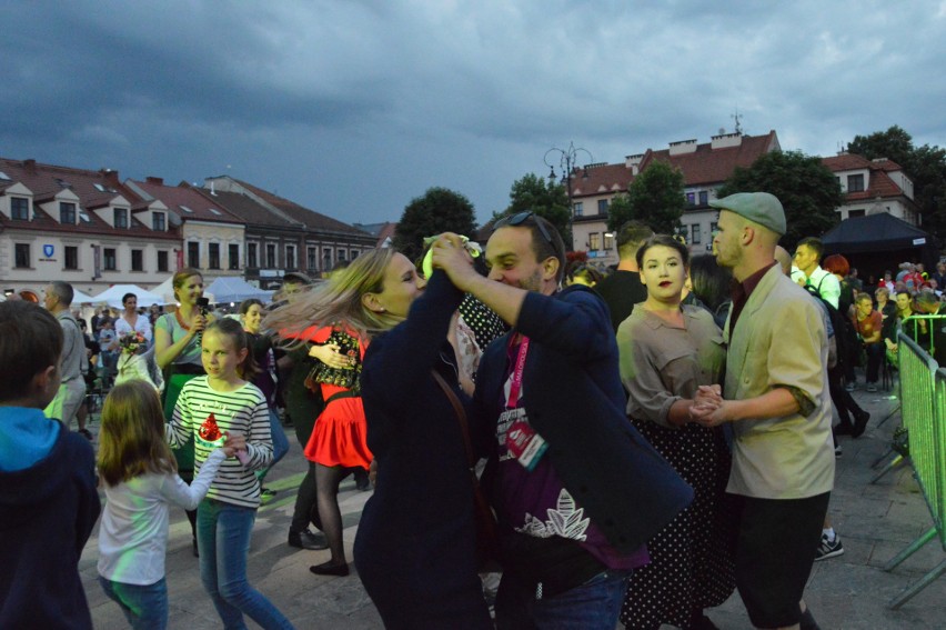 Myślenice. Publiczność wstała w krzeseł. Tak tańczono na Rynku!