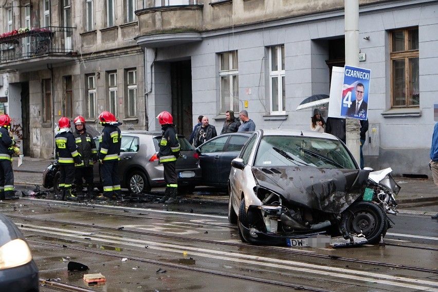 Wypadek na Traugutta. Korki i zablokowane torowisko [ZDJĘCIA]