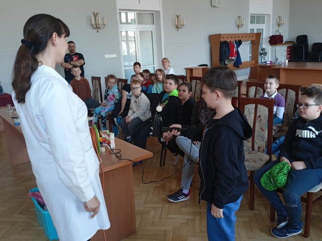 Studenci Białobrzeskiego Uniwersytetu Dziecięcego poznawali niezwykle właściwości wody i powietrza.