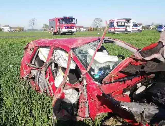 Śmiertelny wypadek w Karsznicach Dużych pod Łowiczem. Zginął 39-letni kierowca hyundaia.