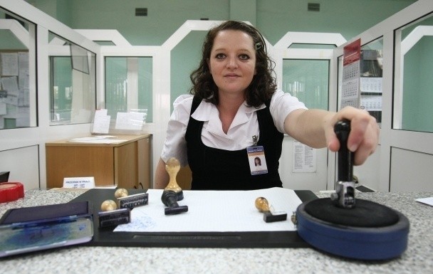 Sylwia Sikora codziennie w pracy setki razy używa pieczątek
