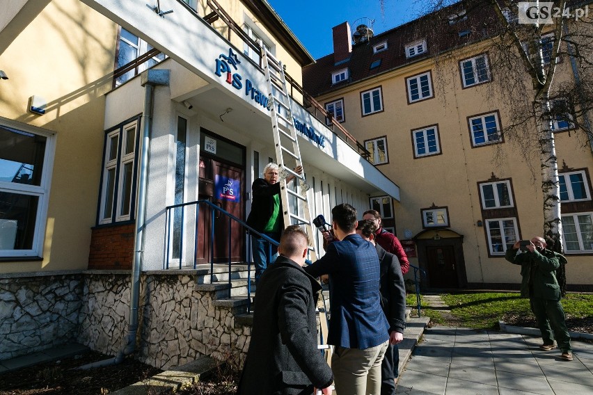 Awantura o flagi przed siedzibą PiS-u. Wezwano policję [WIDEO, ZDJĘCIA] 