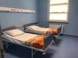 „Łóżkowe” przepychanki. Szpital Miejski w Białymstoku utworzył 20 miejsc dla pacjentów pocovidowych. Kto za nie zapłaci?