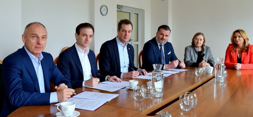 Przedstawiciele władz powiatu oświęcimskiego podpisali umowy...