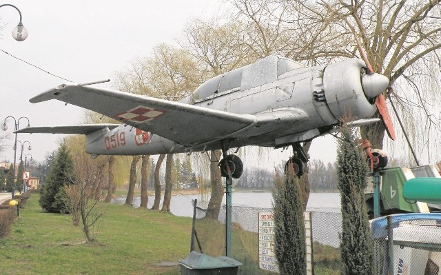 Samolot TS-8 Bies stoi w Pińczowie już ponad 40 lat. Miasto pozyskało go wtedy, gdy jednostki wojskowe wycofywały takie maszyny z użycia. Koszt odnowy samolotu szacuje się na 80-100 tysięcy złotych. Pieniądze na ten cel mają pochodzić też, między innymi z publicznej zbiórki - sprzedaży przez Stowarzyszenie Ziemia Pińczowska cegiełek.