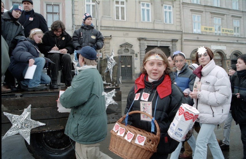 Na zbiórkę z koszykiem. Wolontariuszki WOŚP z 1999 roku