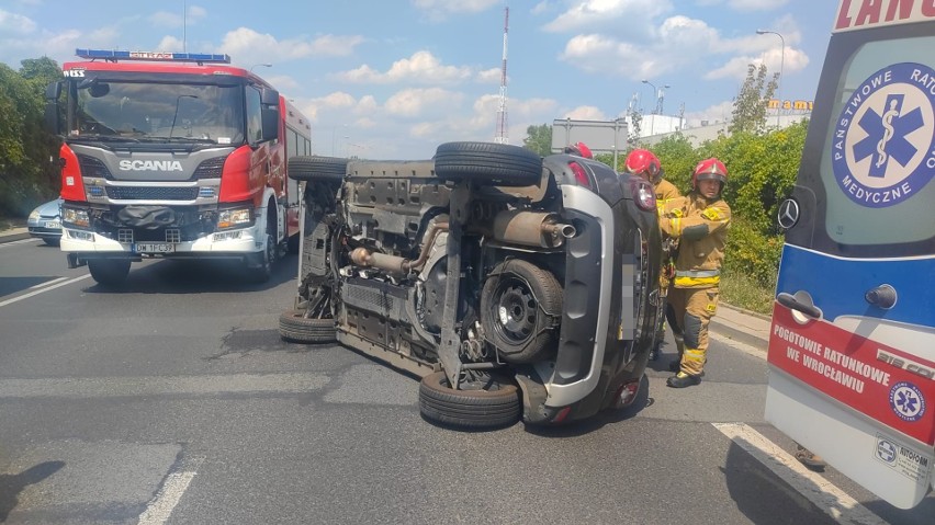 Wypadek samochodów we Wrocławiu. Pas na ul. Klecińskiej i...