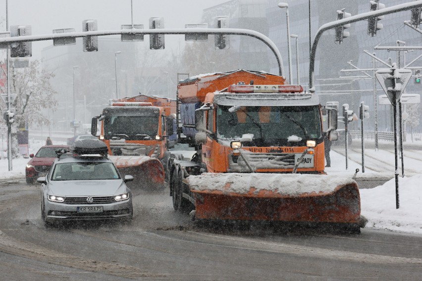 Intensywne opady śniegu. MPK skraca linie. Kierowcy jeżdżą jak po lodowisku. To wszystko przez "Brygidę"
