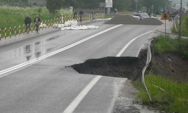 Zniszczona droga w Dukli
PowódL zniszczyla droge w Dukli