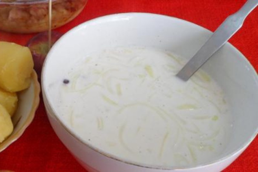 Rosopita to tradycyjna zupa śledziowa z cebulą podawana w...