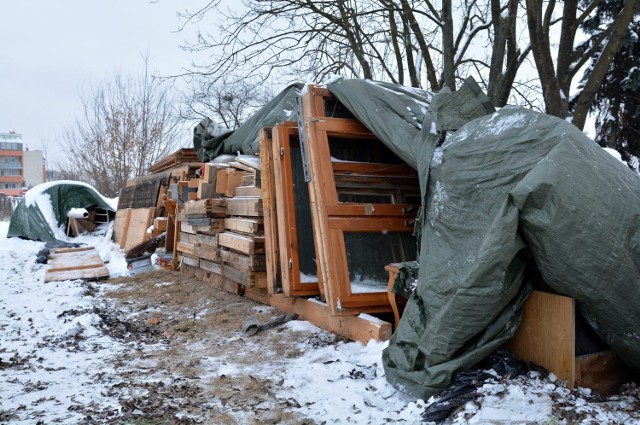 Do przewiezienia 25 ton drewnianych elementów są potrzebne dwa ciągniki siodłowe z naczepami.