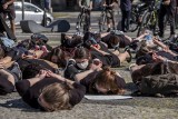 Black Lives Matter: Poznaniacy przeszli w marszu pamięci dla George'a Floyda. Na placu Mickiewicza odbył się symboliczny happening