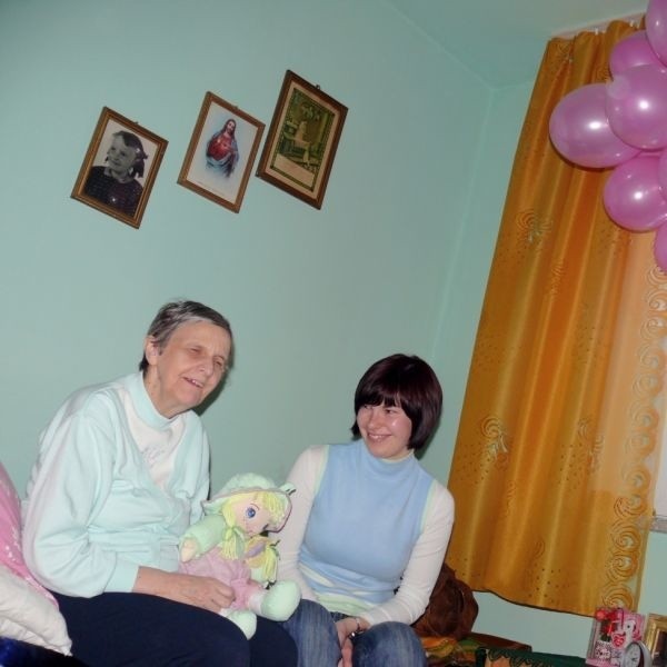 Justyna z panią Madzią, która lubi pluszowe zabawki.