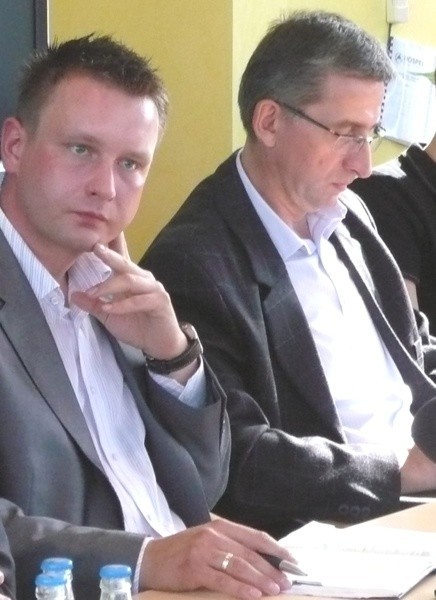 Prezes Stali Stalowa Wola SA, Jacek Faraś (z lewej, obok trener koszykarzy Stali, Bogdan Pamuła) musi tłumaczyć się, dlaczego stalowowolscy koszykarze zagrają dwa razy pod rząd na wyjeździe z AZS w Koszalinie.