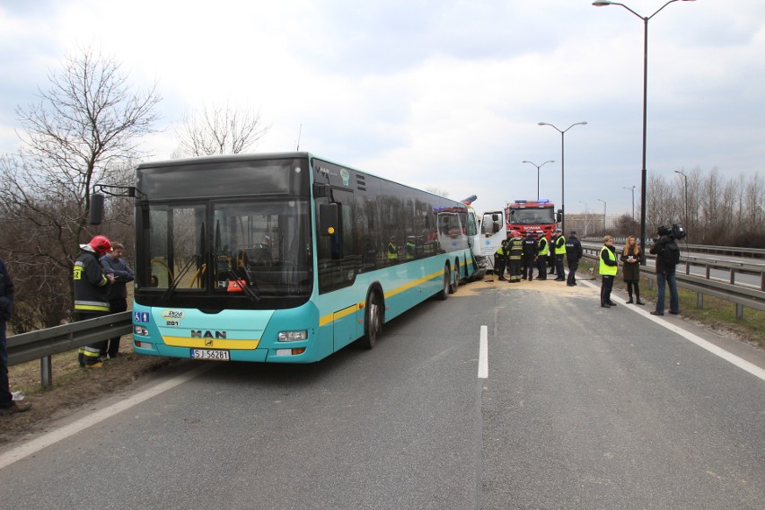 Ciężarówka uderzyła w autobus w Katowicach. Są ranni