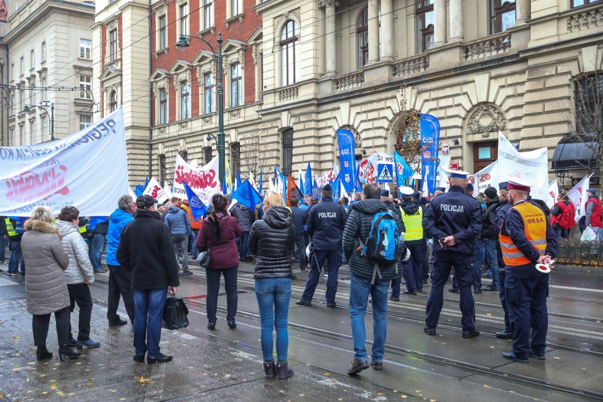 Kraków. Hutnicy protestują. Zablokowali ul. Basztową