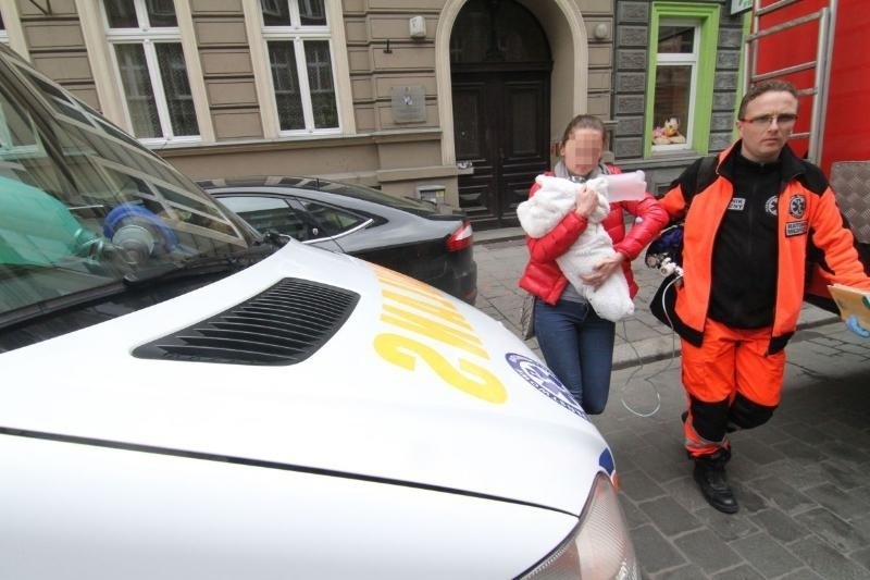 Wrocław: Czad ulatniał się przy Trzebnickiej. Kilka osób w szpitalu (ZDJĘCIA)