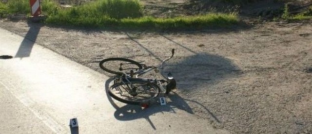 Rowerzysta z urazem głowy trafił do szpitala.