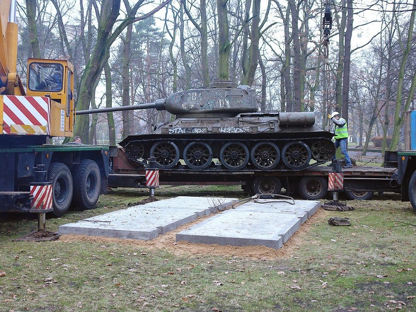 W grudziądzkim parku miejskim przeniesiono 30-tonowy czołg. Jak to zrobiono? [Zobacz zdjęcia]