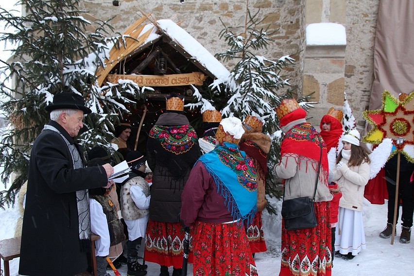 Bobowa. Kilkusetosobowy orszak który poprowadzili Trzej Królowie zmierzał do szopki betlejemskiej